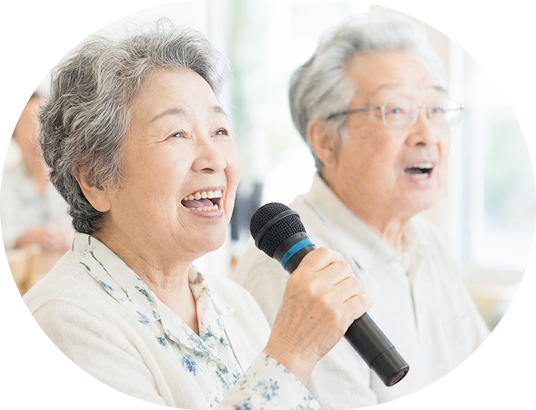 体操やカラオケ、季節の催しなどを楽しむ様子