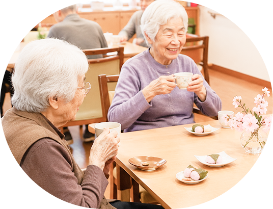 お茶を飲みながら、顔なじみの方と団らんする様子