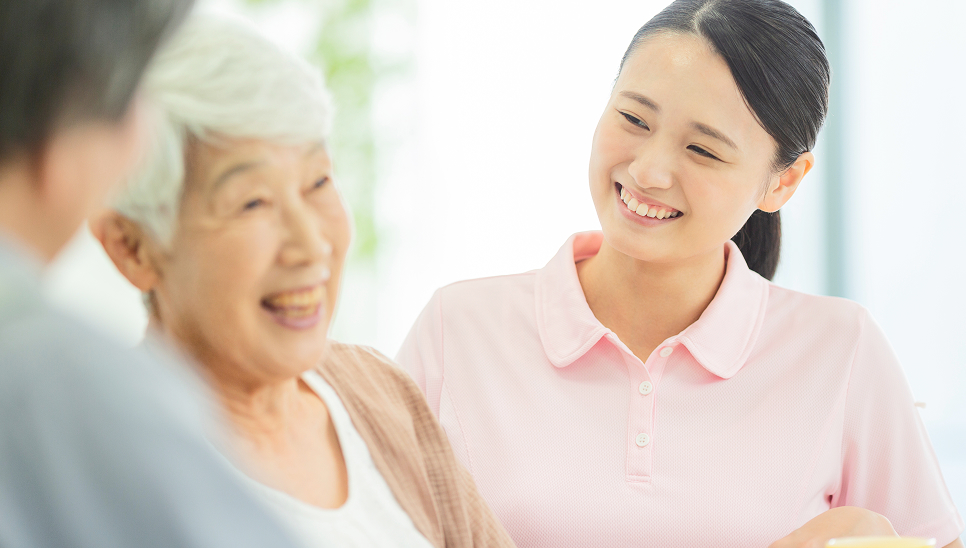 高齢女性と会話する職員