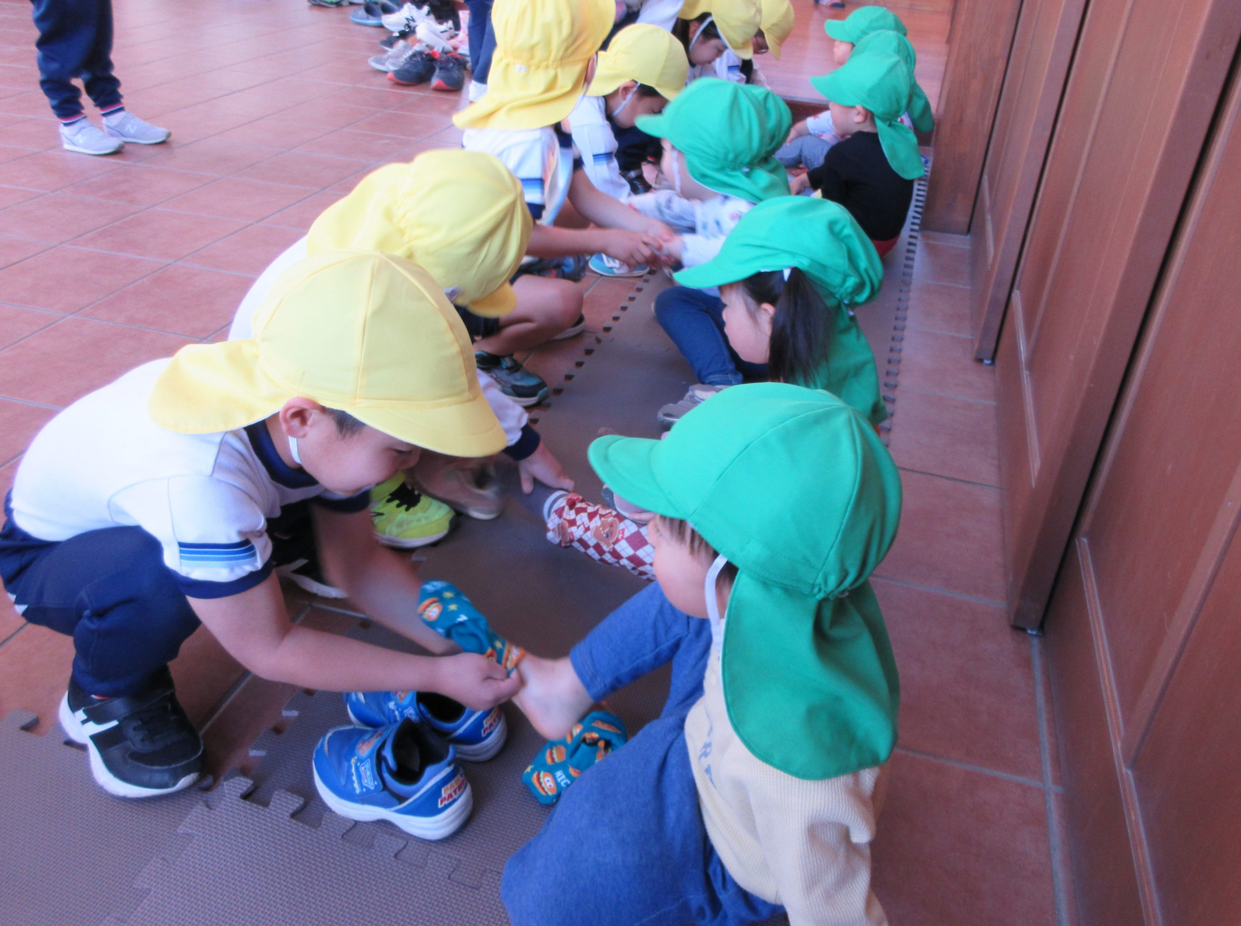 やさしいお兄さんとお姉さん【5歳児・こすもす組】