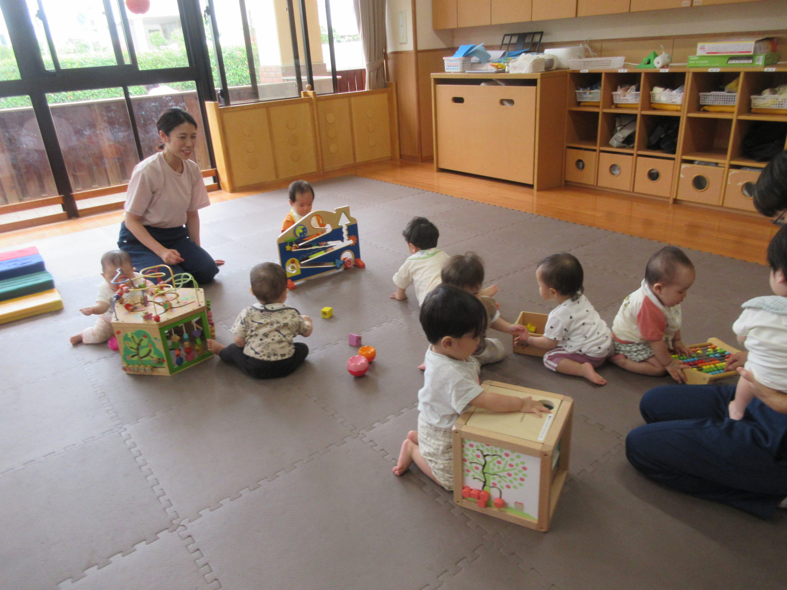 指先も上手に使えるよ～！【0歳児・すとろべりー組】