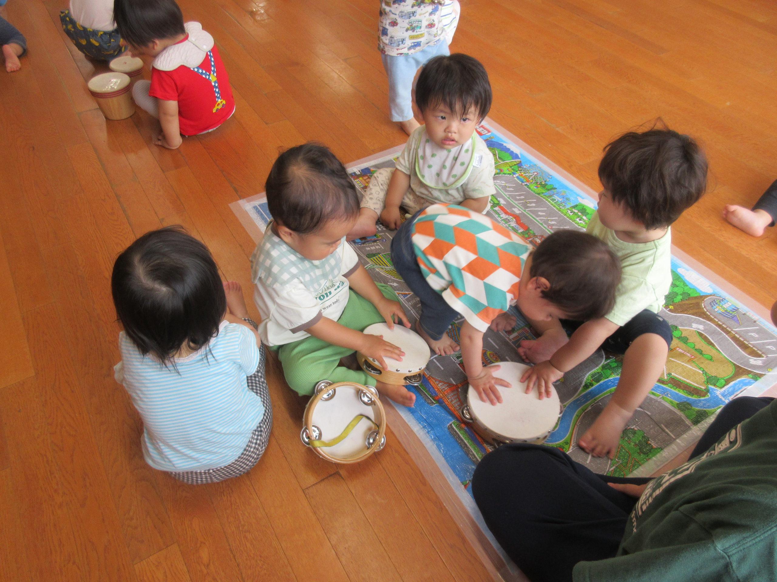 色んな楽器を鳴らしたよ【1歳児・ぱんじー組】