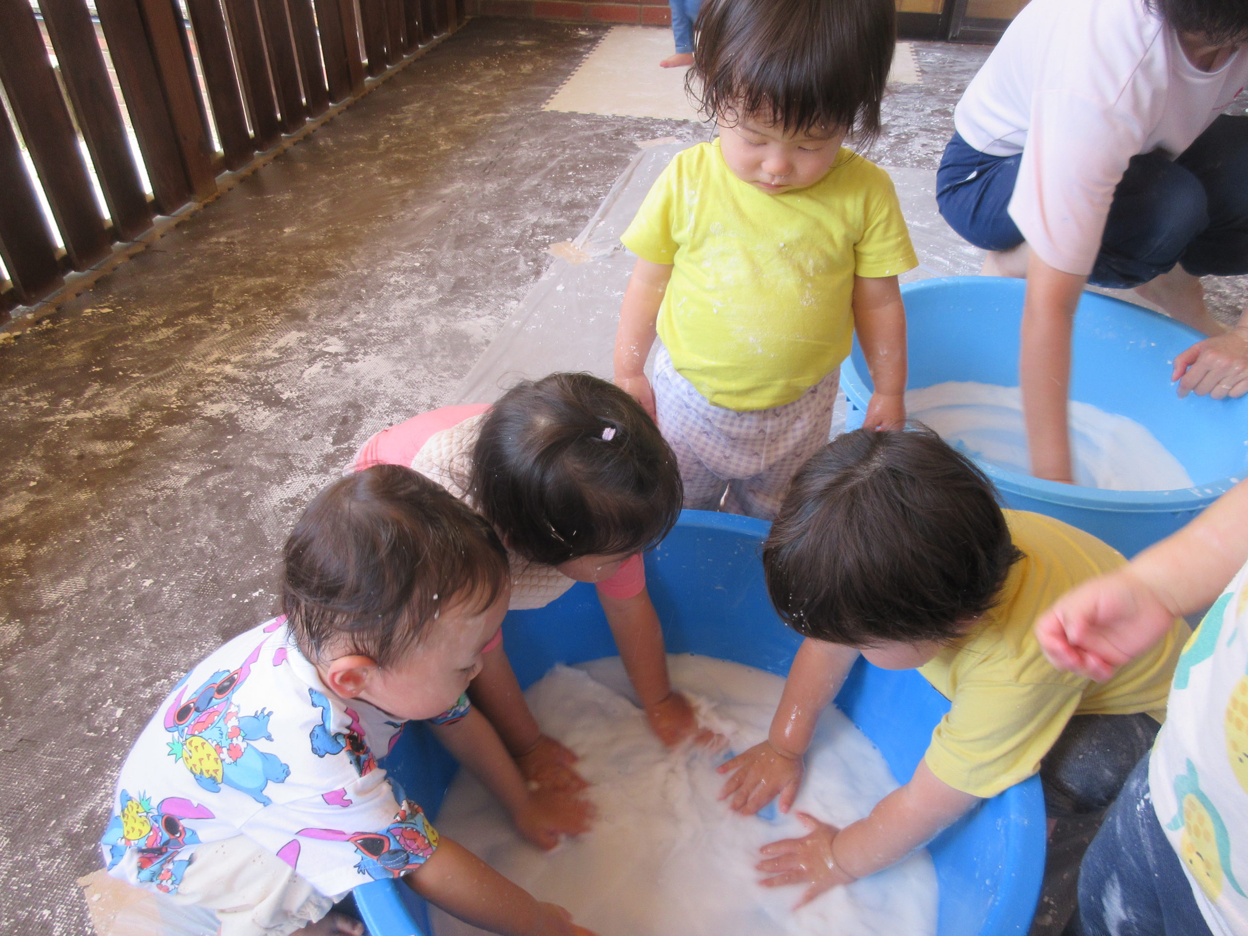 片栗粉で遊んだよ！【1歳児・ぱんじー組】
