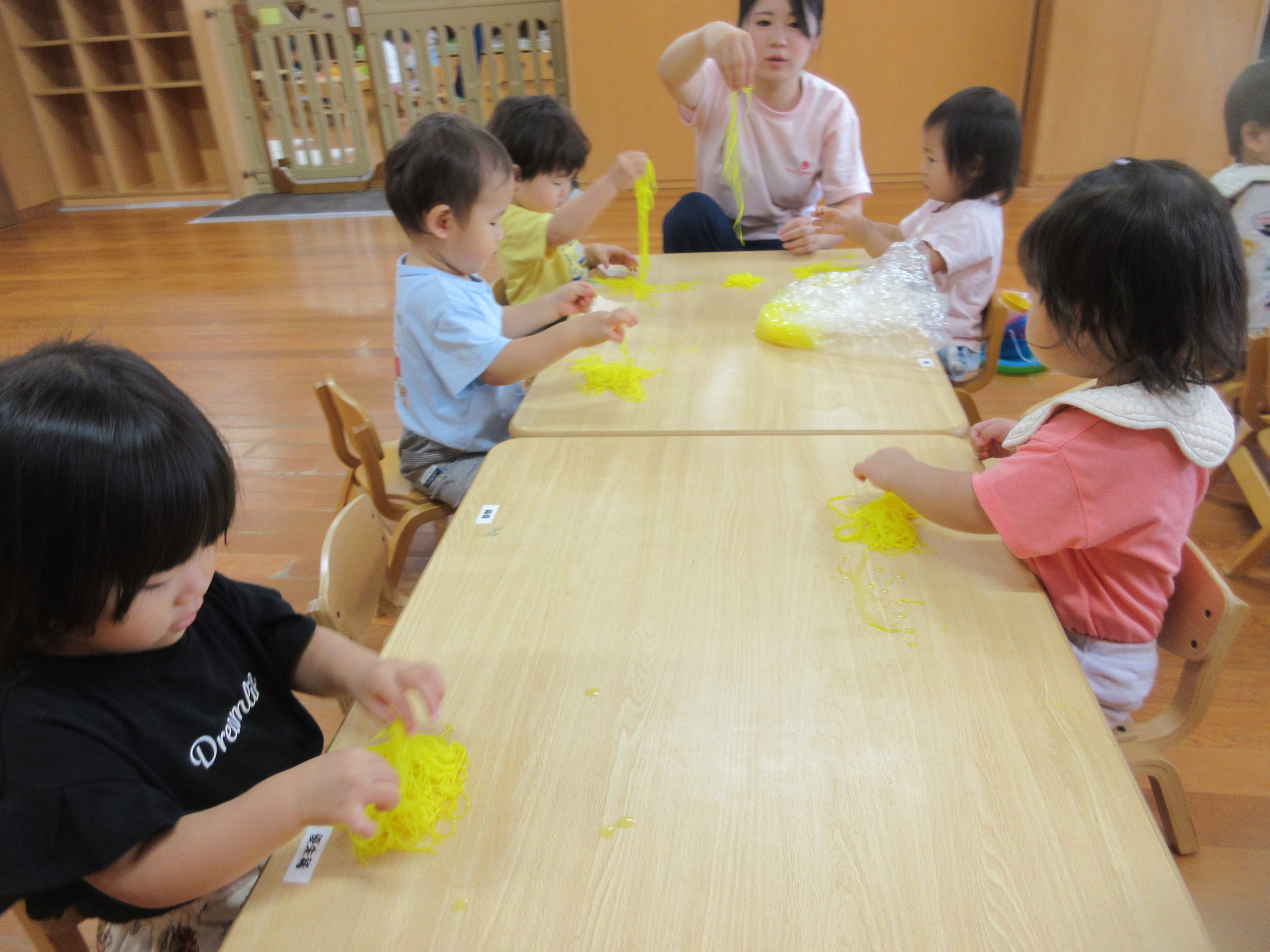 春雨を使った感触遊び！
