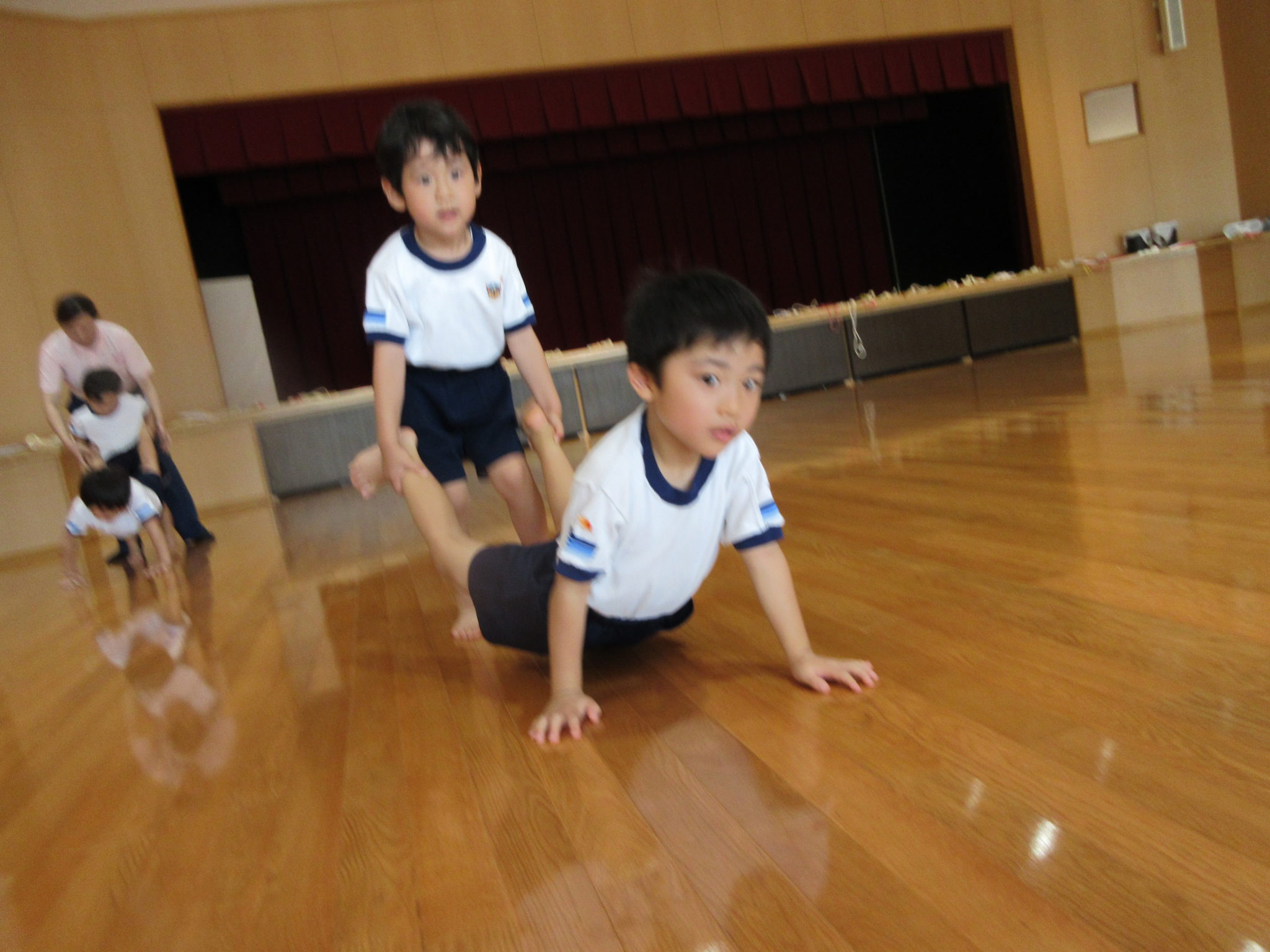 アーバンチャイルドこども園 東大阪市吉田の幼保連携型認定こども園 » フープくぐりをしたよ！【5歳児・こすもす組】