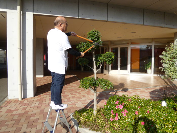 アーバンケア御厨　特別養護老人ホーム　頼れる営繕　様々な業務　清掃　修理　花壇整備