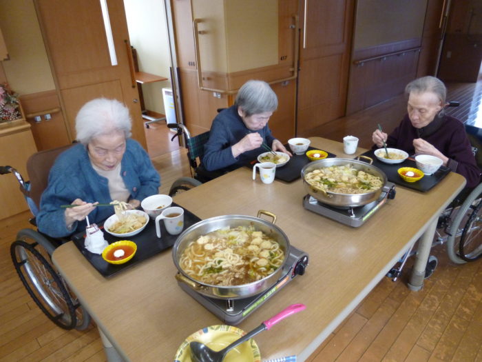 特別養護老人ホームアーバンケア御厨　ホームクッキング　鶏のつみれ鍋　高齢者も食べやすいメニュー　レクレーション
