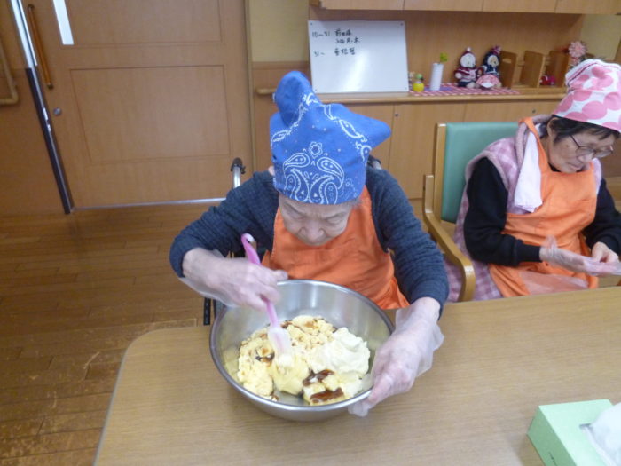 特別養護老人ホームアーバンケア御厨　ホームクッキング　2月の料理レク　ティラミスとチーズティー　高齢者が食べやすいおやつ