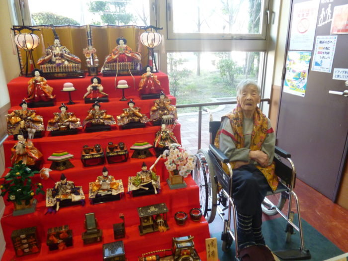 特別養護老人ホームアーバンケア御厨　ひな祭り　雛人形と記念写真　高齢者が懐かし行事　3月