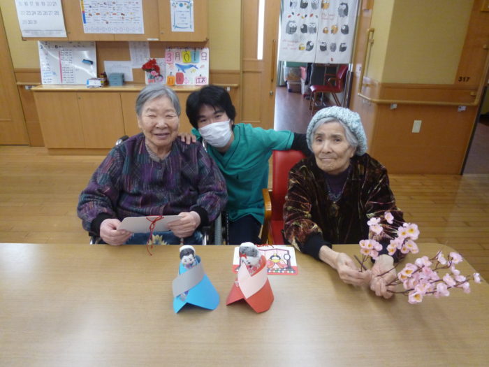 アーバンケア御厨　ひな祭り　東大阪の特別養護老人ホーム　雛人形と記念写真　3月の行事