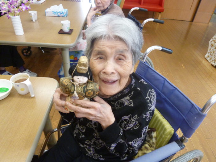 アーバンケア御厨　ひな祭り　東大阪の特別養護老人ホーム　雛人形と記念写真　3月の行事