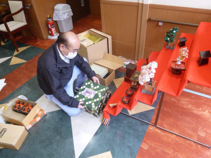 特別養護老人ホームアーバンケア御厨　ひな祭り　雛人形と記念写真　高齢者が懐かし行事　3月