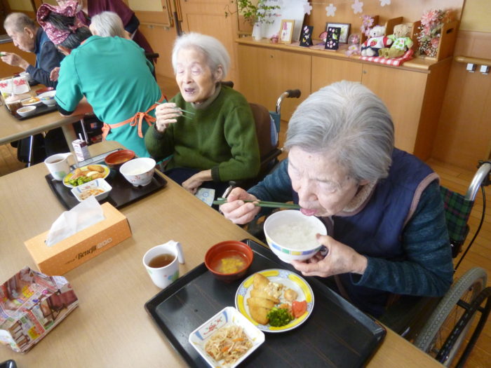アーバンケア御厨　老人ホームの食事　洋食　エビフライ　施設の楽しみ　高齢者の食事