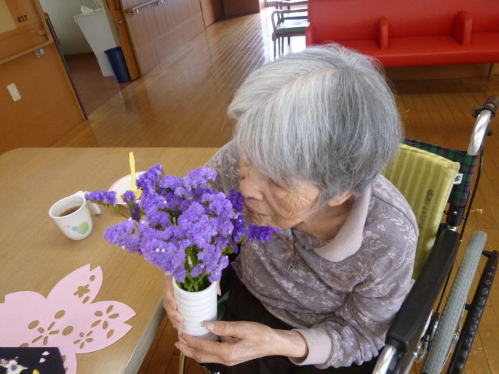アーバンケア御厨　フロアに飾る花　スターチス　紫の花　利用者に喜ばれる飾り