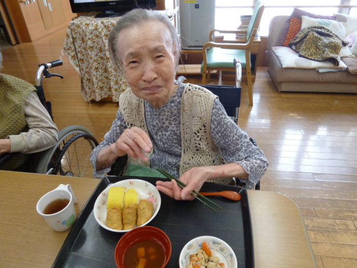 アーバンケア御厨　5月の様子　鯉のぼり　兜　フロアの飾り　菖蒲　行事食　巻き寿司と稲荷寿司