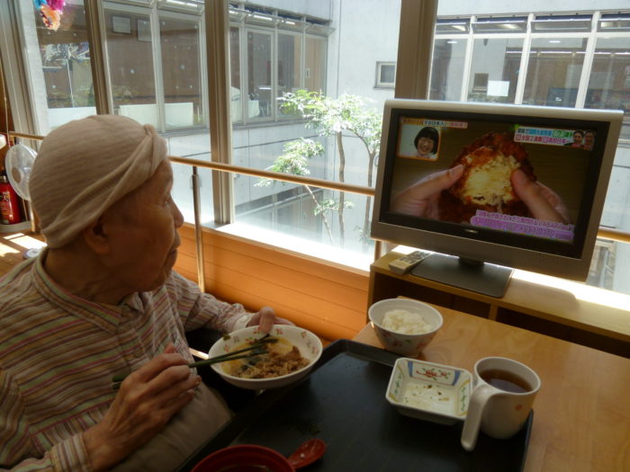 アーバンケア御厨　食事の様子　特別養護老人ホーム　テレビを観ながら　自由な食事