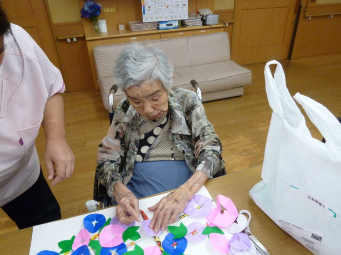 アーバンケア御厨　制作様子　高齢者参加　朝顔　折り紙制作　指先運動