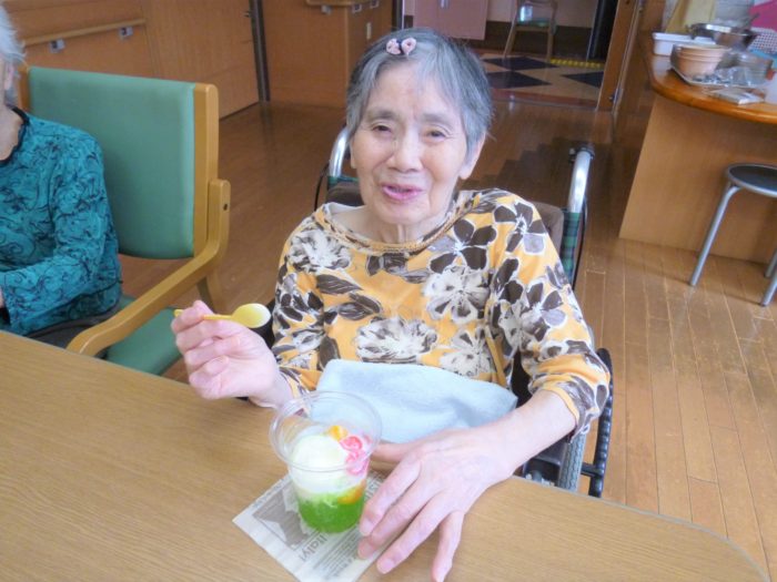 アーバンケア御厨　高齢者向け　涼しいおやつ　9月のおやつレク　食べるクリームソーダ