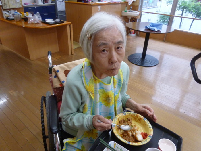 アーバンケア御厨　高齢者の食事の様子　洋食　ハヤシライス　