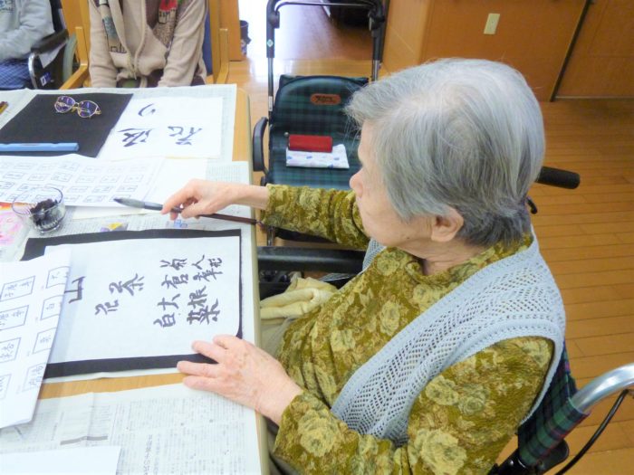 書道レク　指先のリハビリ　秋の書道　高齢者施設のレクレーション　東大阪の特養