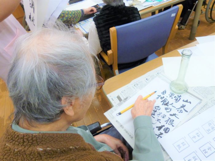 書道レク　指先のリハビリ　秋の書道　高齢者施設のレクレーション　東大阪の特養