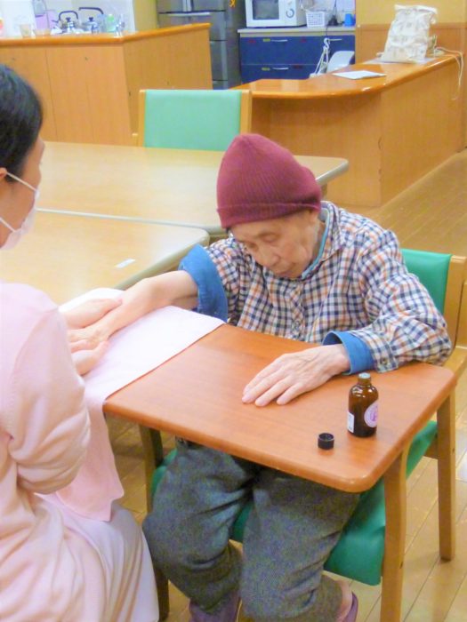 東大阪　特養　ハンドマッサージ　リラックス効果　高齢者との会話
