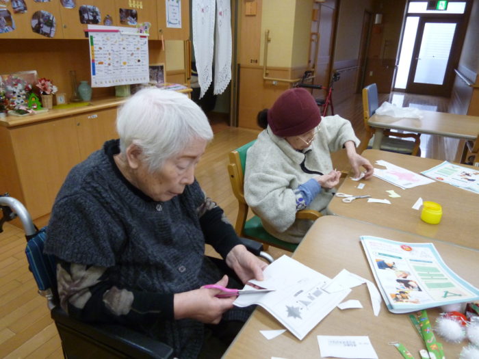 アーバンケア御厨　手作りのクリスマスツリー　制作　レクリエーション活動　特養　施設　高齢者　東大阪