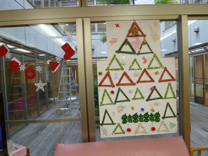 アーバンケア御厨　手作りのクリスマスツリー　制作　レクリエーション活動　特養　施設　高齢者　東大阪