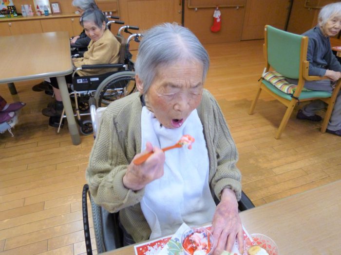アーバンケア御厨　おやつバイキング　高齢者向けおやつ　特養レクリエーション活動　東大阪市の施設　ババロア　ムース　お汁粉