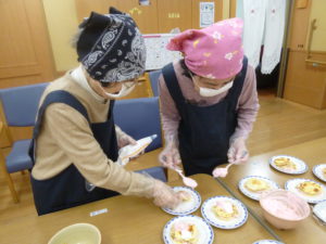アーバンケア御厨　パンケーキ　おやつレク　高齢者施設のレクリエーション活動
