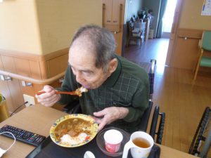 アーバンケア御厨　特養の食事　高齢者の好きな食事　ポークカレー　食べやすいもの　