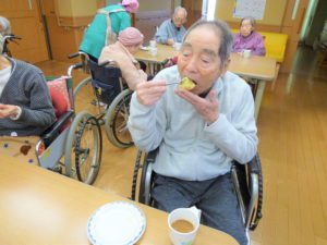 アーバンケア御厨　さつま芋と餡子の茶巾絞り　ホームクッキング　高齢者　料理　リハビリ　レク