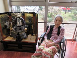 アーバンケア御厨　五月人形　五月らしい行事　高齢者施設　特別養護老人ホーム　記念写真