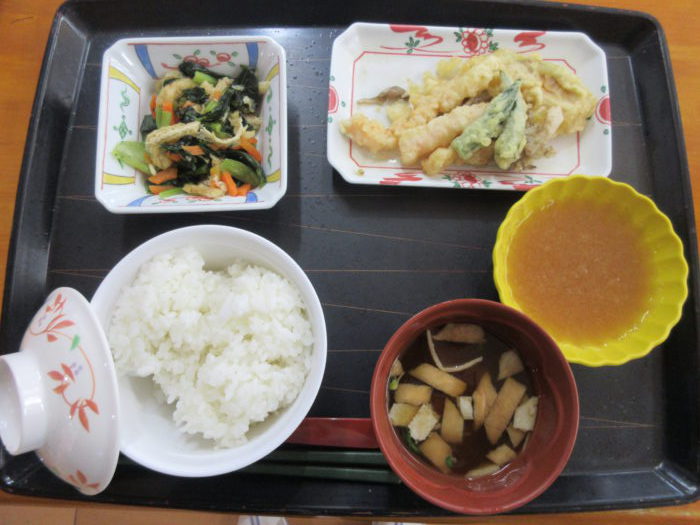 お食事の様子　～人気メニュー・天ぷら～